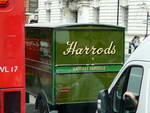 London  Stadtrundfahrt altes Auto mit Harrods als Werbeaufschrift (GB).